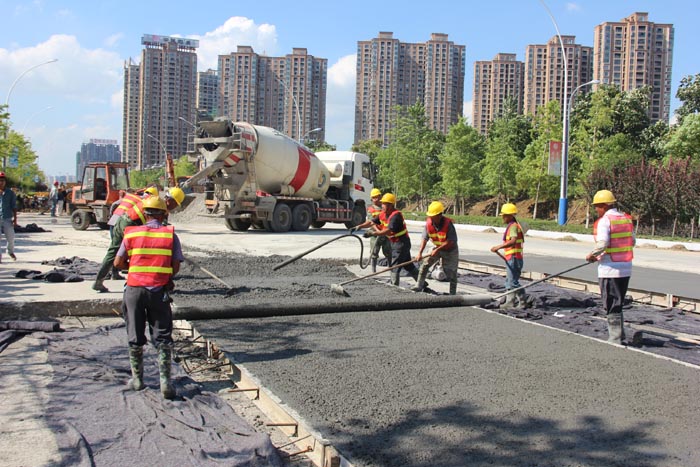 4.二航局施工人員頂烈日、加班加點(diǎn)施工董永路道路,確保工程質(zhì)量、搶抓施工進(jìn)度.JPG